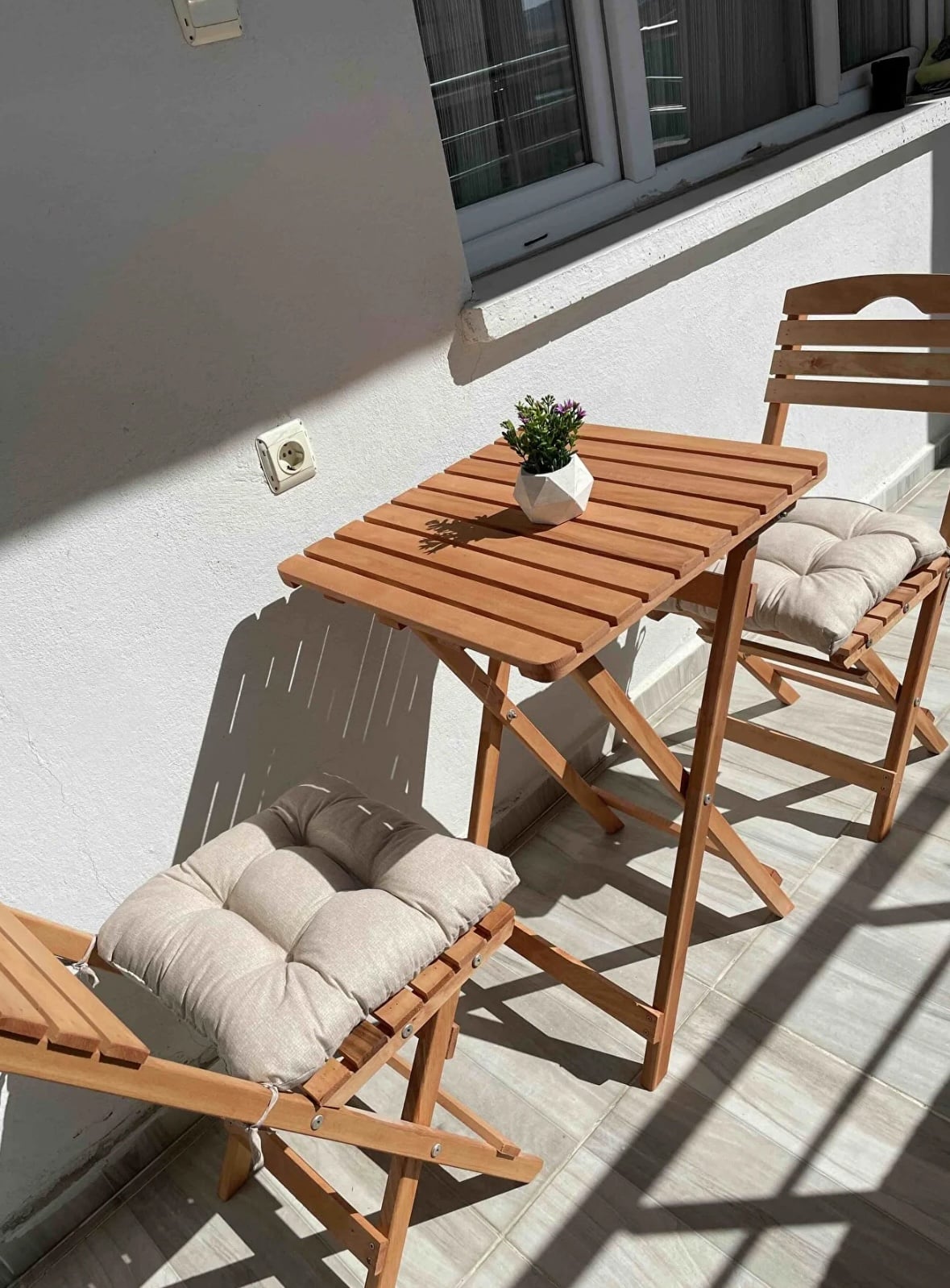 Qatlanan balkon masası və stul dəsti - taxta, bej yastıqlı