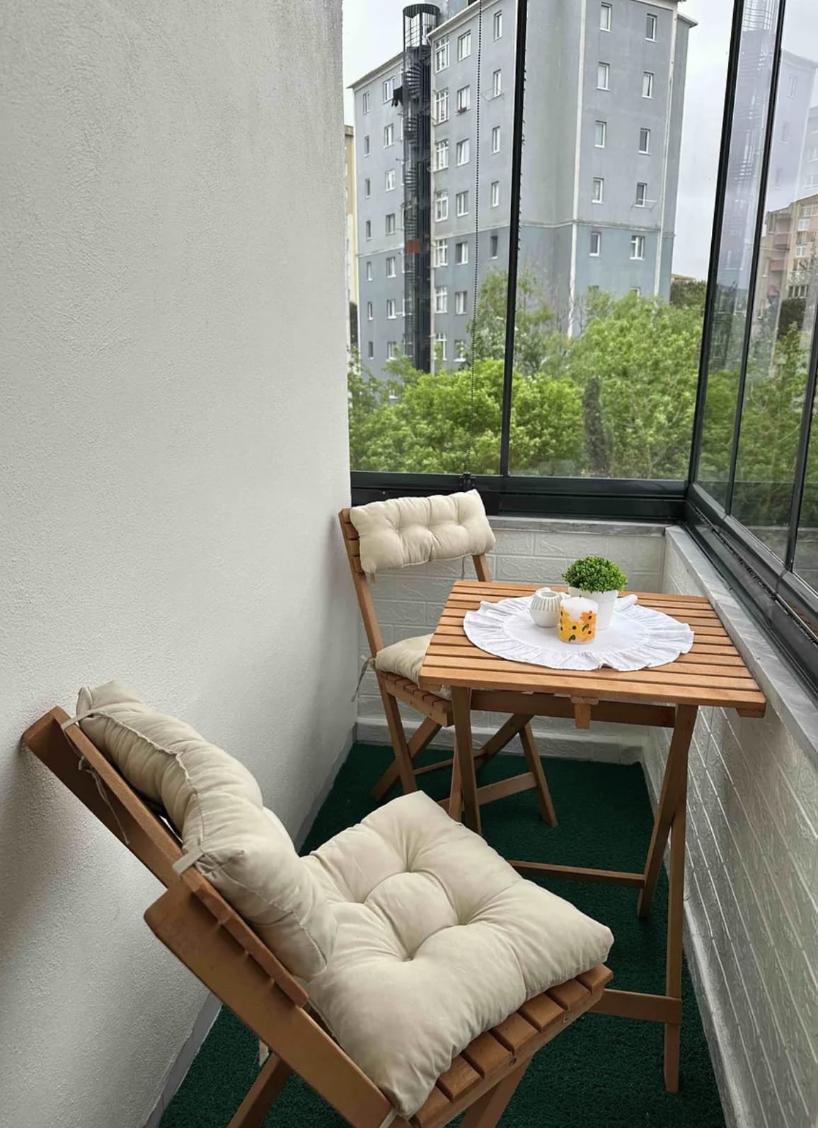 Qatlanan balkon masası və stul dəsti - taxta, bej yastıqlı